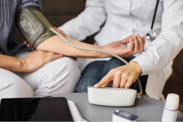 혈압을-재고있는-모습