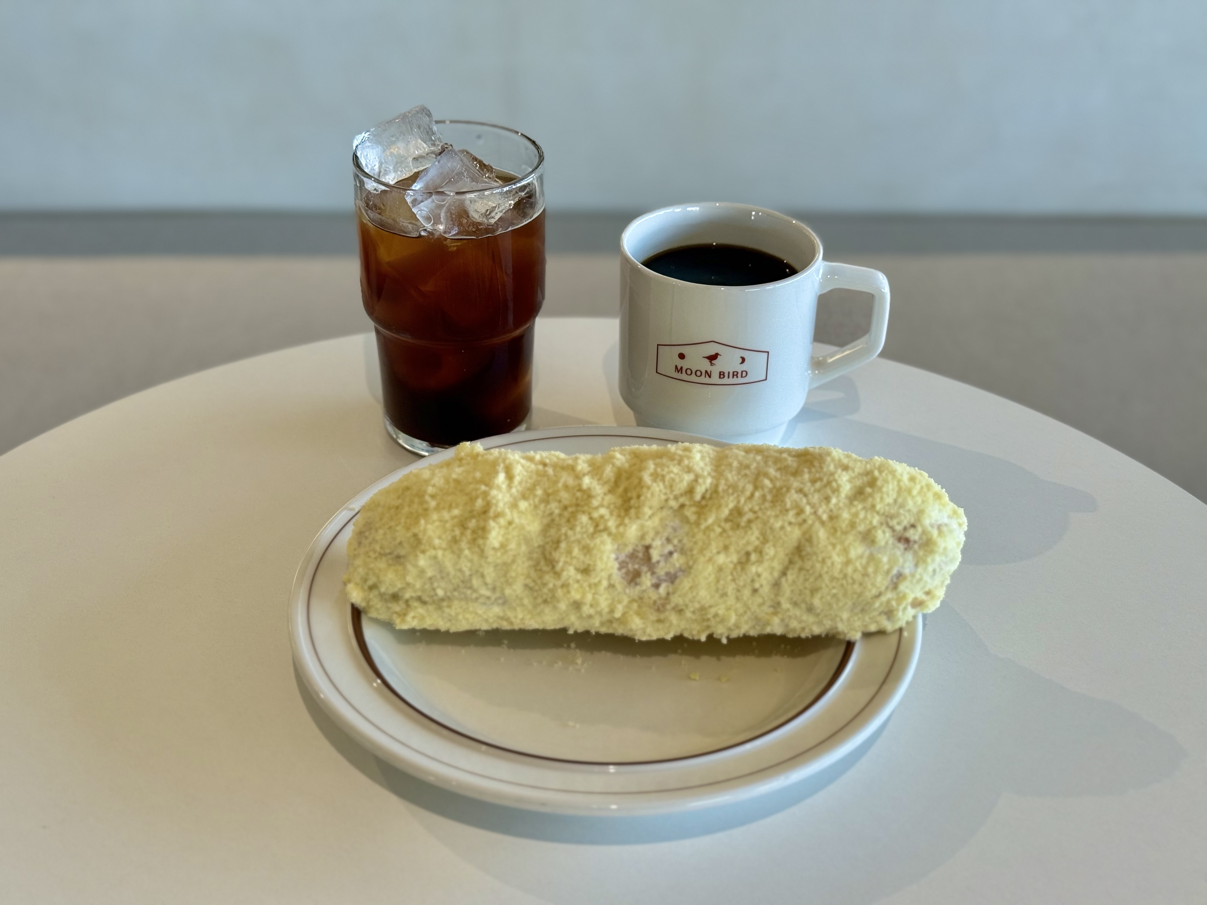 화이트 테이블 위에 문버드의 아메리카노+아이스 아메리카노+화이트롤 이미지