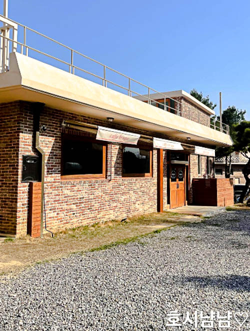 메인 건물 현관 모습