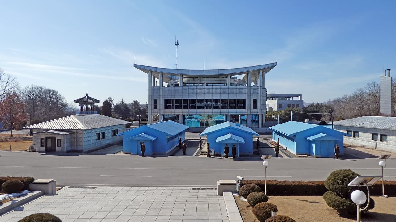 군사분계선과 휴전선 - 한반도의 경계, 분단의 상징