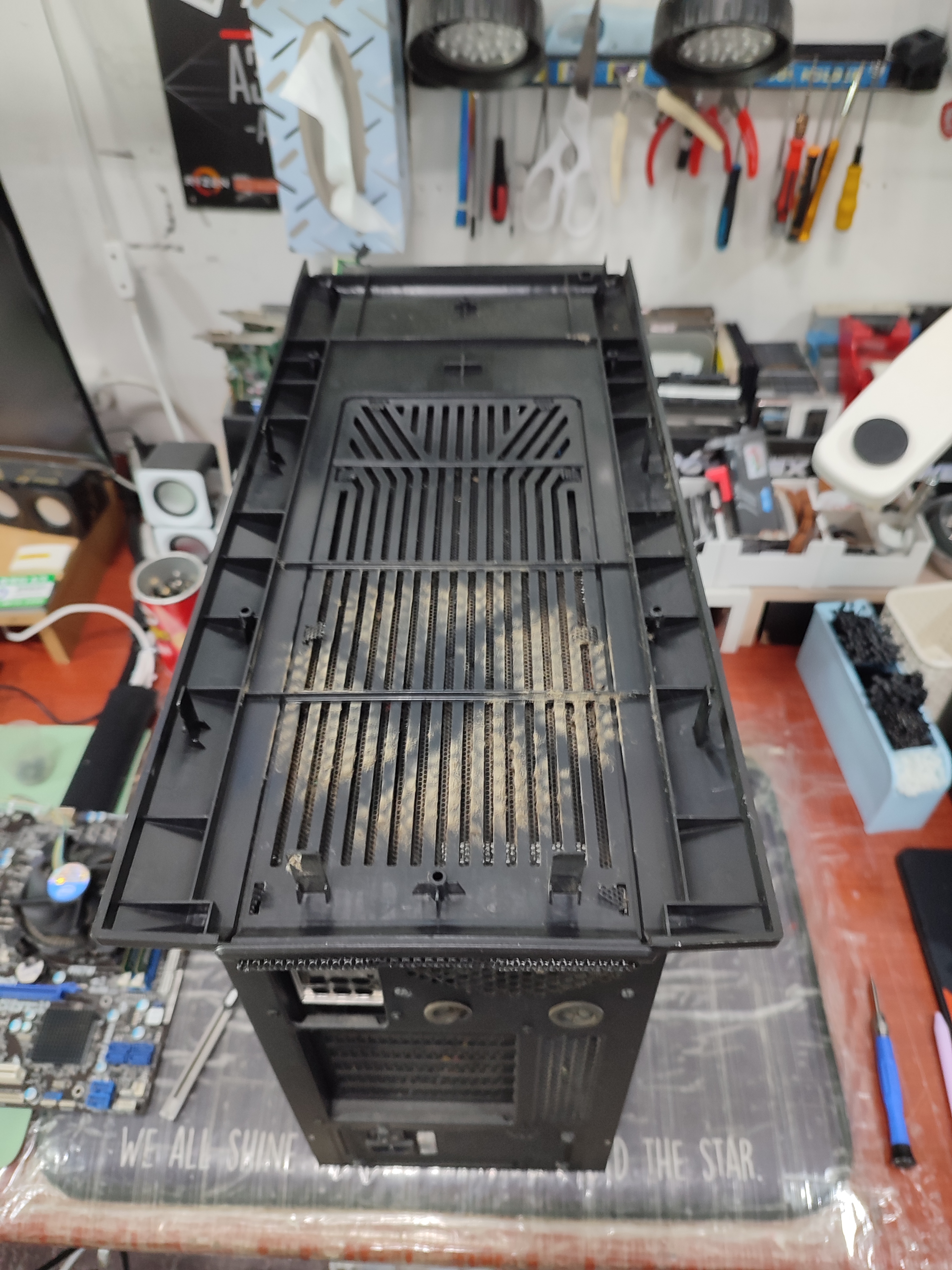 잘만 Z9 케이스 상판만 별도로 분해가 가능합니다.