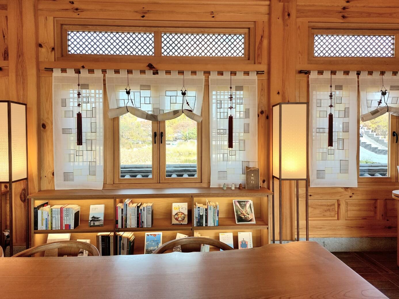 한옥 도서관 내부 모습