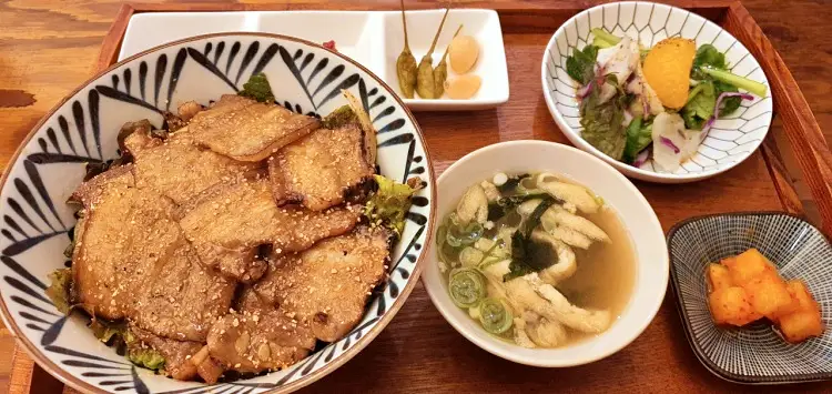 제209회 놀라운토요일 놀토 성남 모란 민속5일장 시장 소고기 튀김 덮밥 맛있는 식당 아이브 안유진, 레이, 이서 추천 맛집 소개