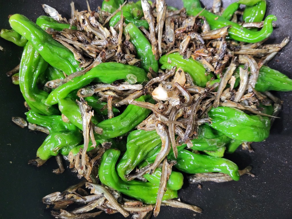 마늘과 양념을 넣고 볶아 완성 단계에 가까운 모습