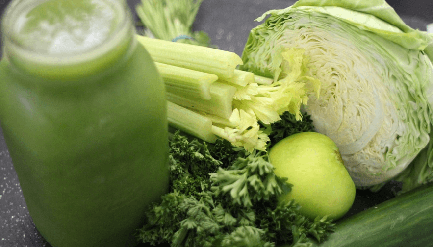 위산과다 증상에 좋은 음식 양배추와 양배추 즙이 놓여 있다