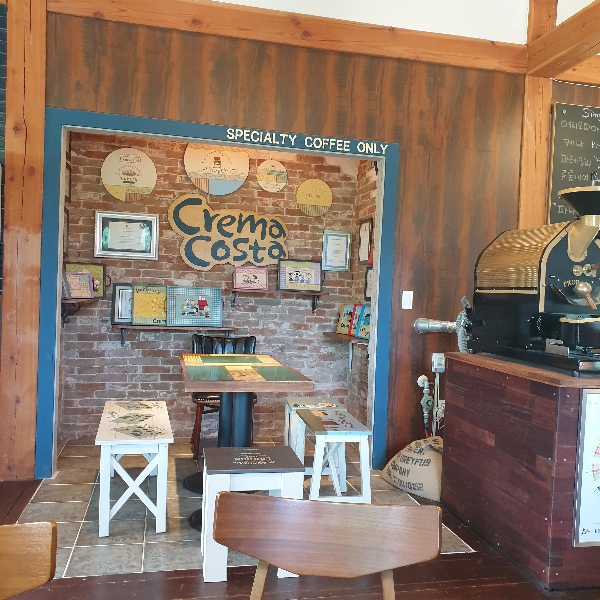 강릉 로스터리 카페 '크레마 코스타'에서 즐기는 스페셜티 커피_카페 내부