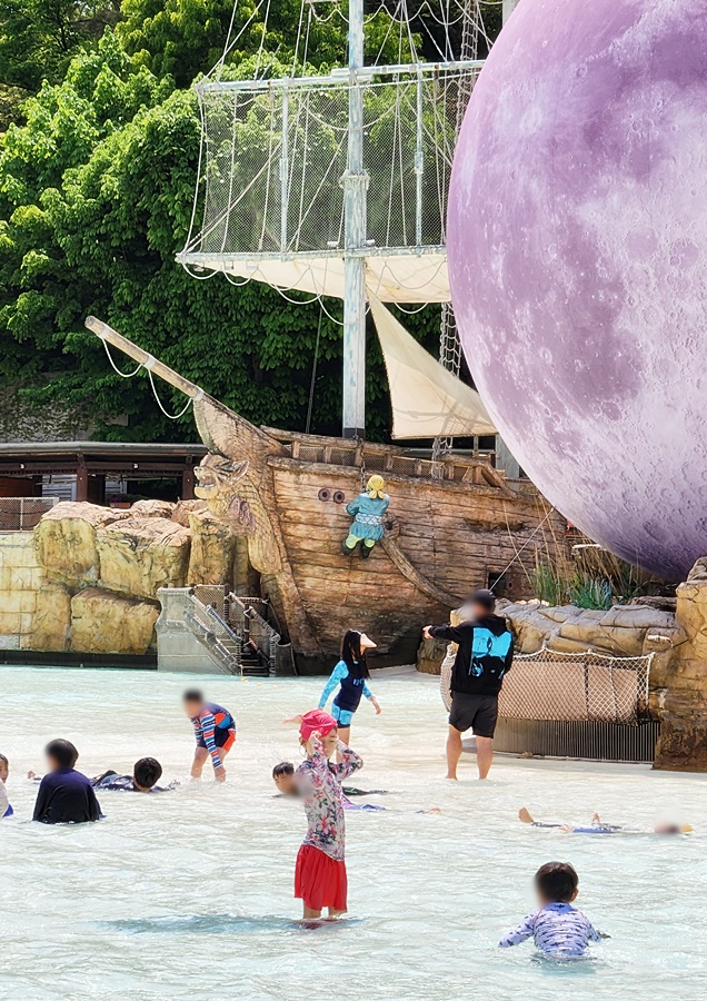 달조형물과 해적선 앞에서 물놀이하는 쿠앙이