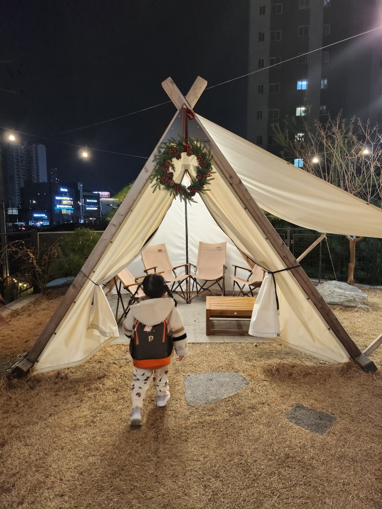 텐트 앞의 아이