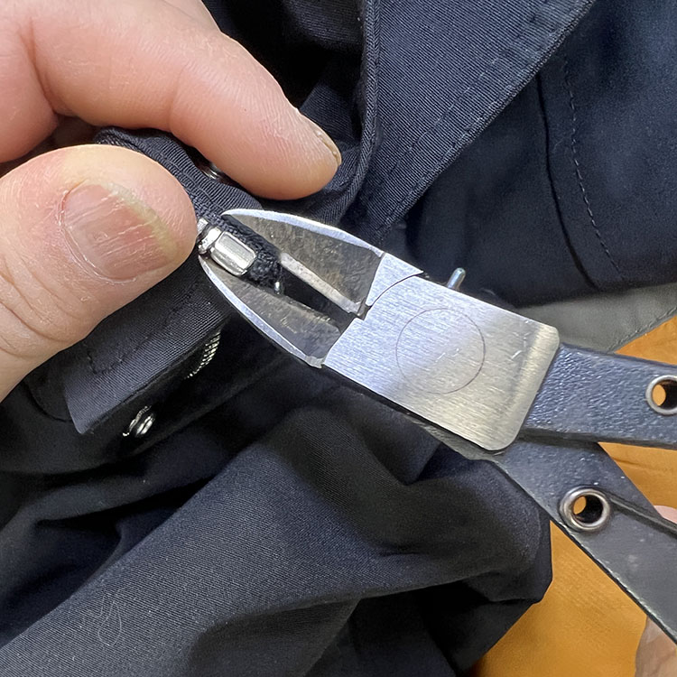 지퍼 위 상지를 제거하는 사진