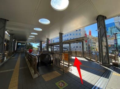 전동 엘리베이터가 보이는 전철역 앞 풍경