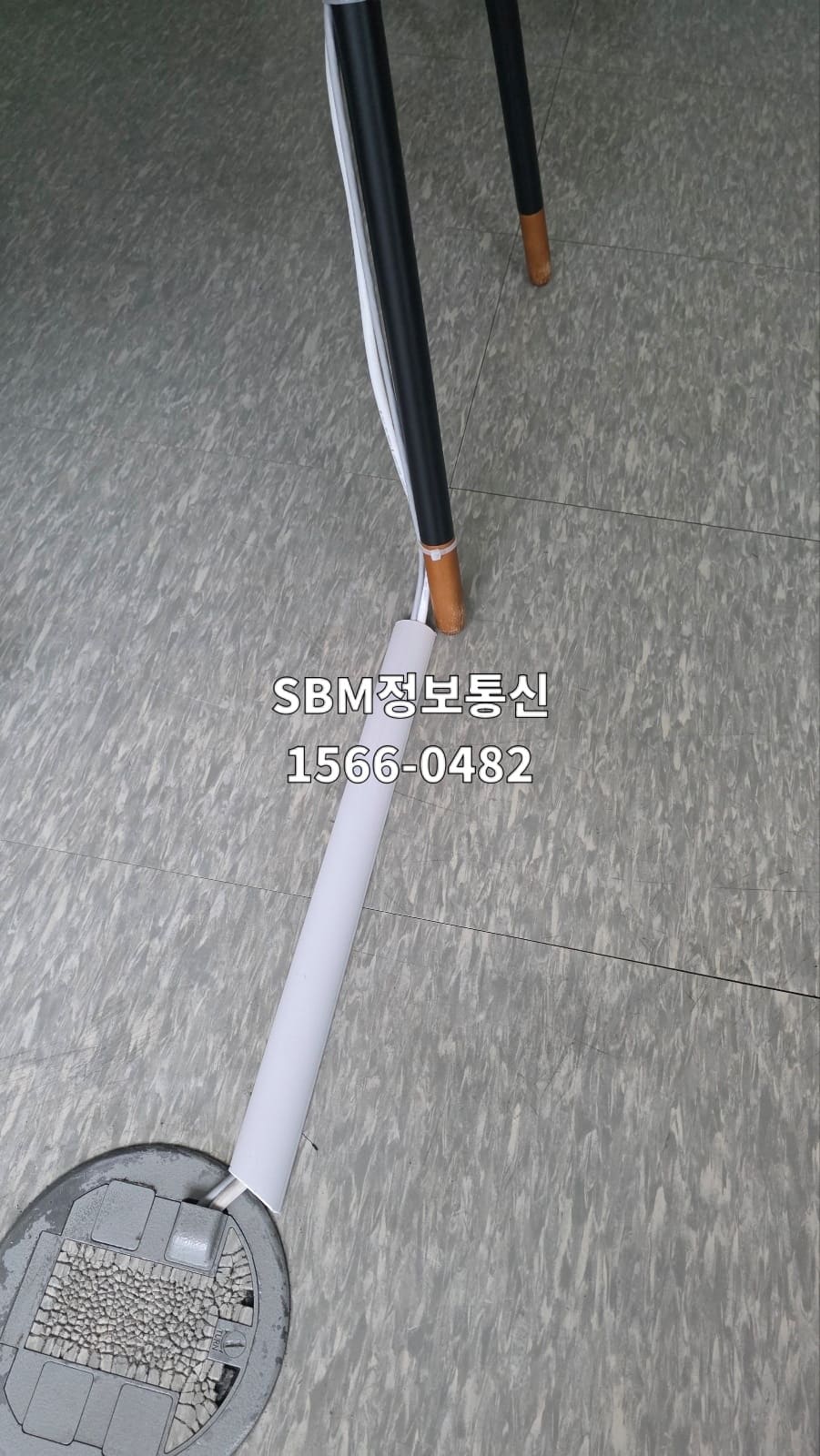 바닥 시스템 박스에서 시작된 랜선 포설과 몰딩 마감 작업