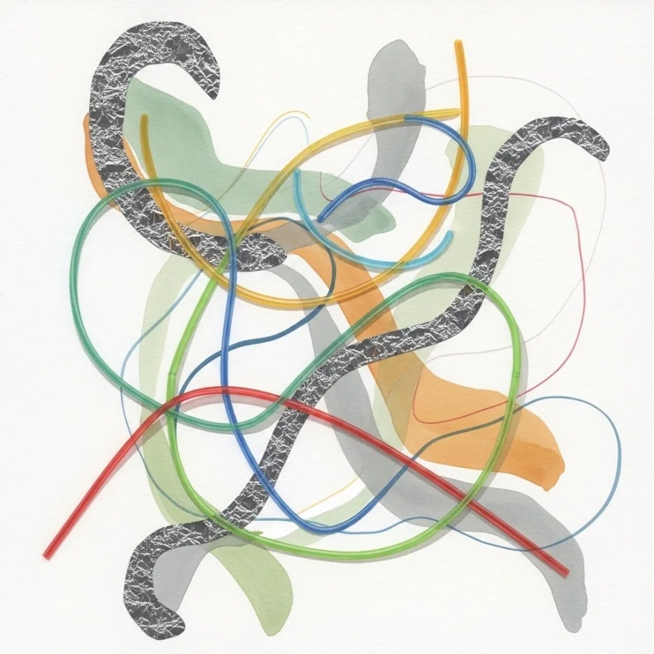 재활용 재료로 만든, 환경 메시지를 담은 예술 작품.