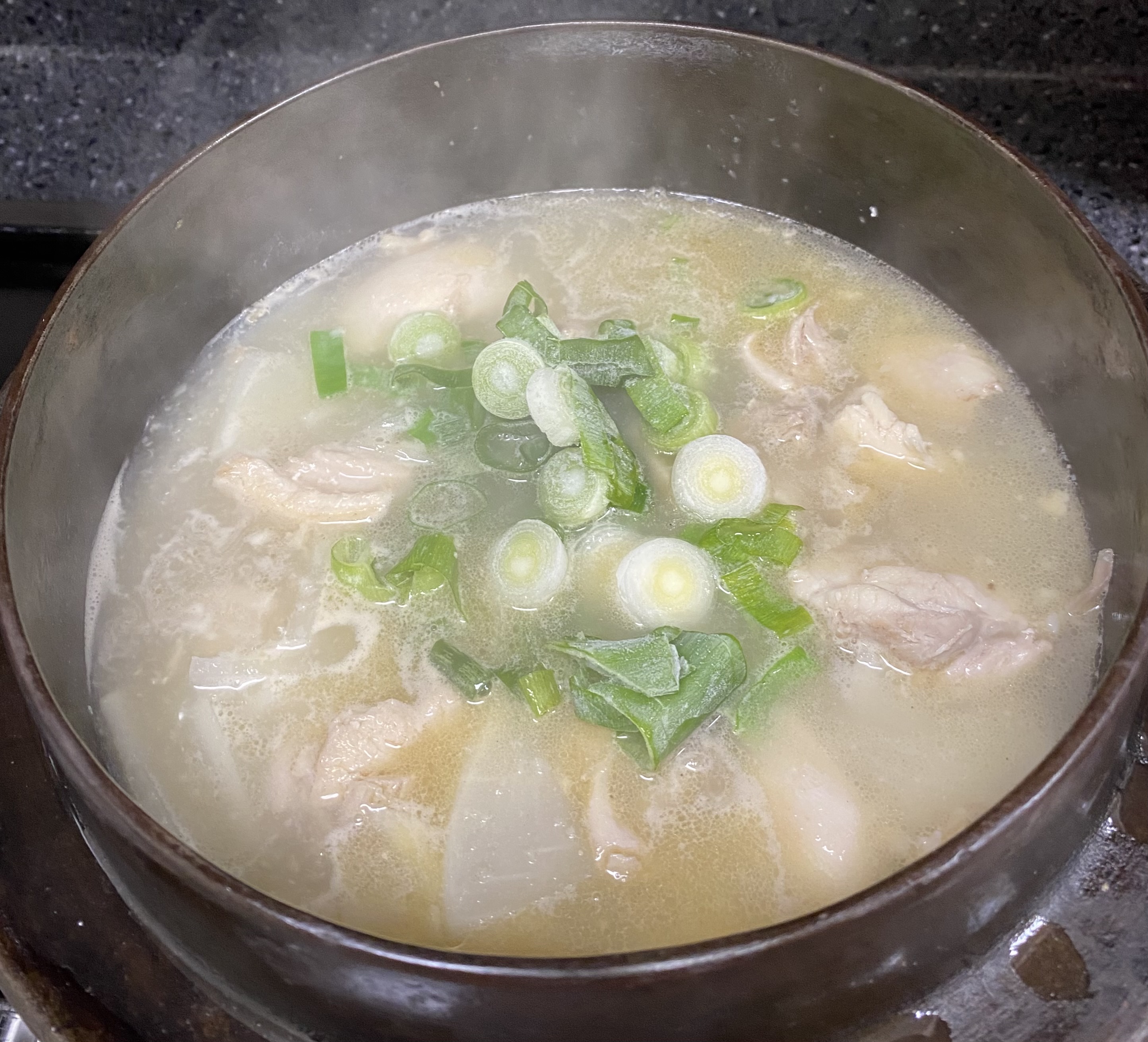 닭다리살 닭곰탕에 파 넣기