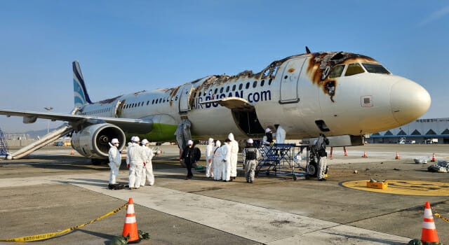항공·철도사고조사위원회와 프랑스 사고조사당국(BEA), 국립과학수사연구원·경찰 과학수사대·소방 등 관계 전문기관으로 구성된 합동조사팀이 31일 사고기 현장감식 착수를 위한 현장 위험관리평가를 실시하고 있다.