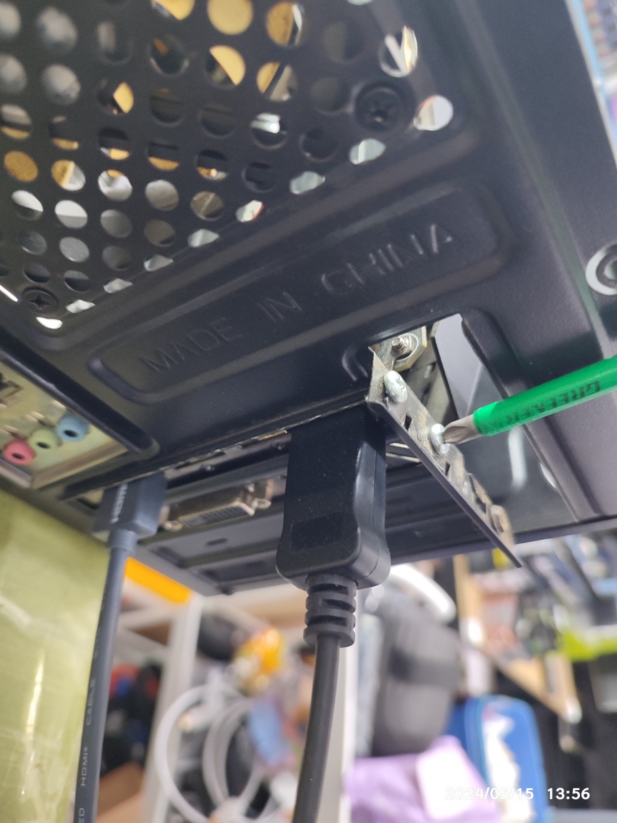 그래픽카드 고정 나사를 조이고 있습니다.