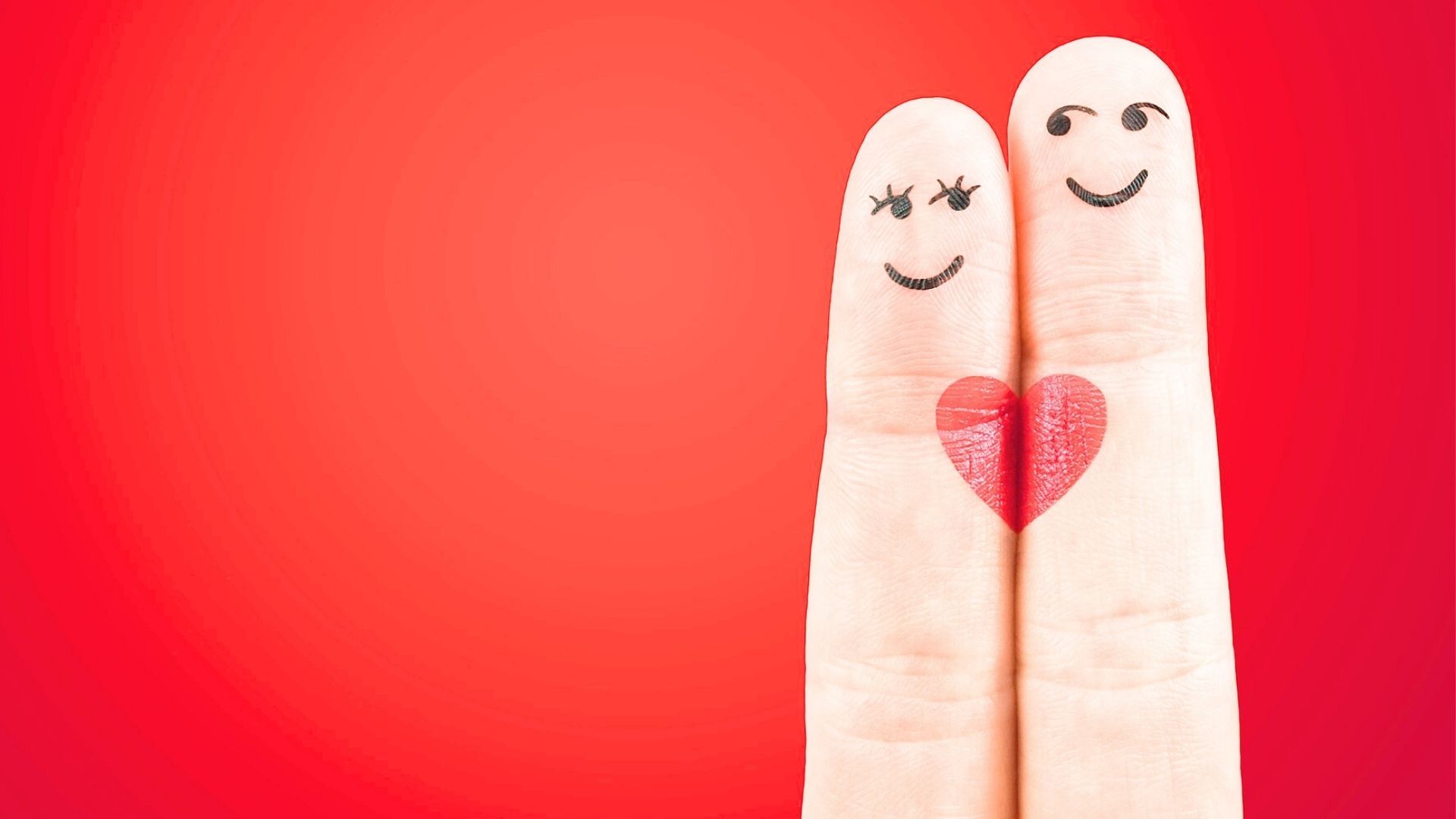 검지와 중지 사이에 그려진 빨간 하트
