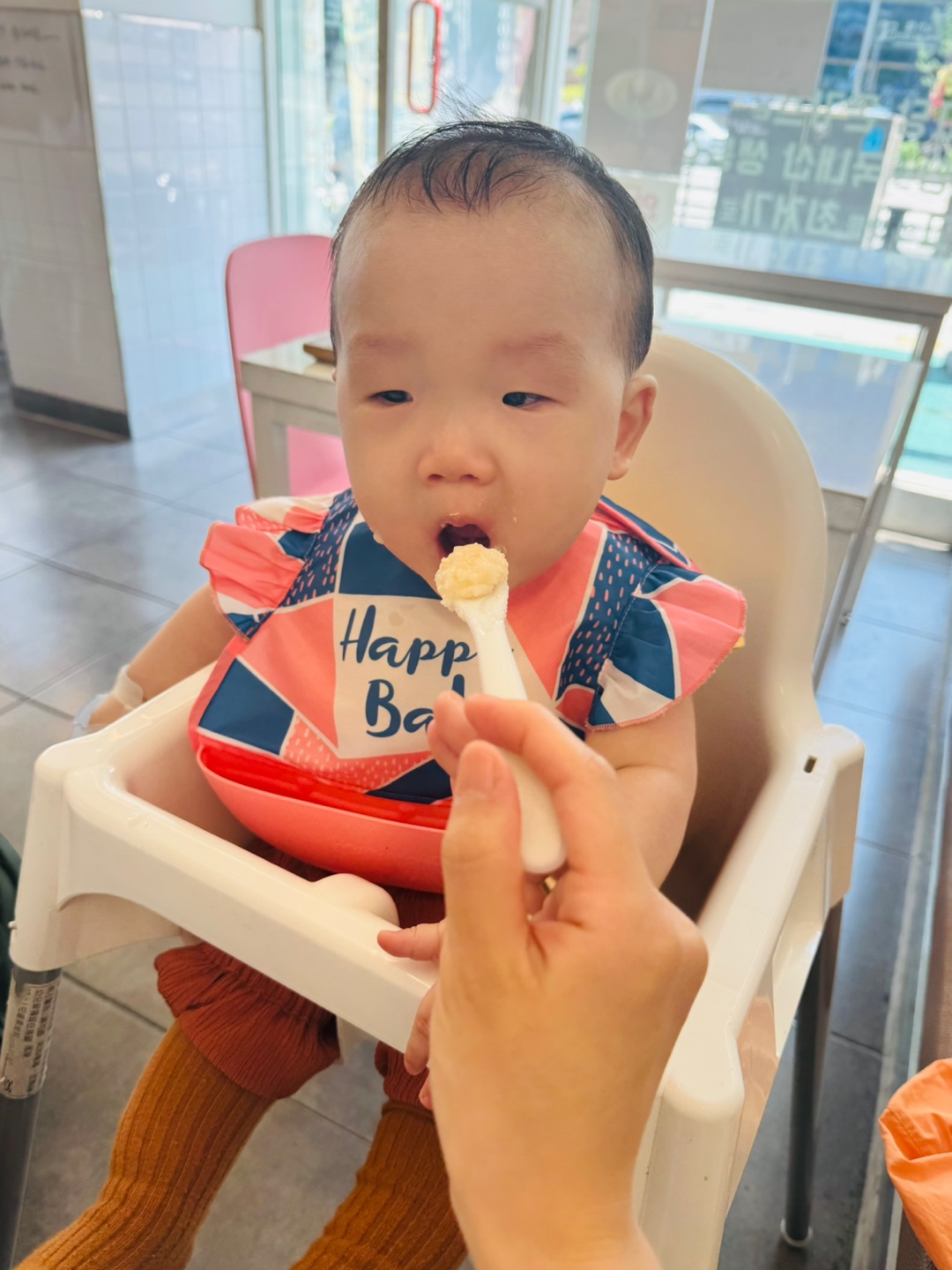 외출해서 죽이유식을 먹는 찬솔이의 사랑스러운 반응