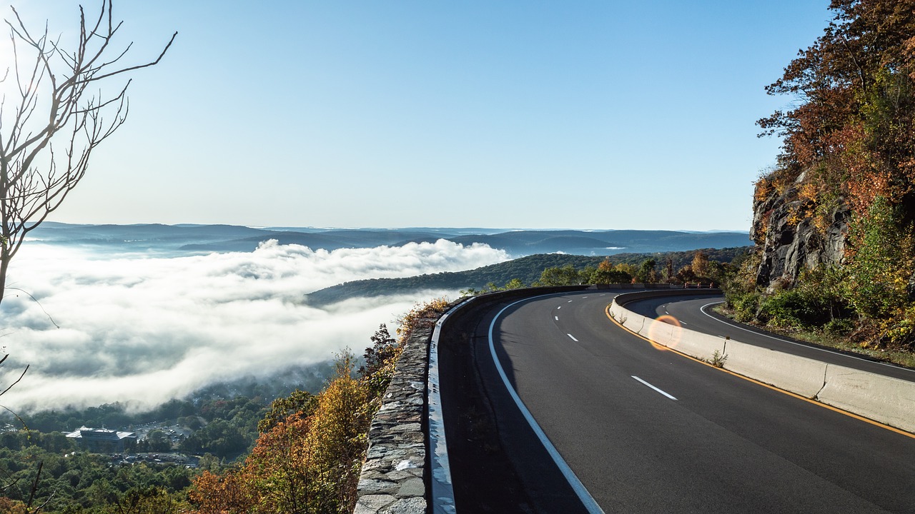 야외 풍경이 펼쳐진 도로 사진