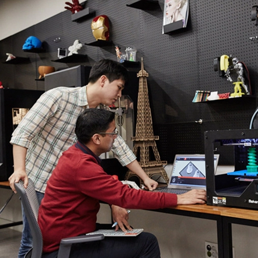 임직원들이 의견을 나누고 있다.