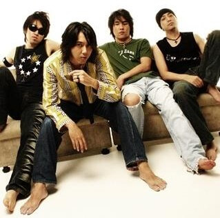 브리즈-뭐라-할까-4명의-멤버들이-맨발로-소파에-앉아-폼을-잡고-있는-사진