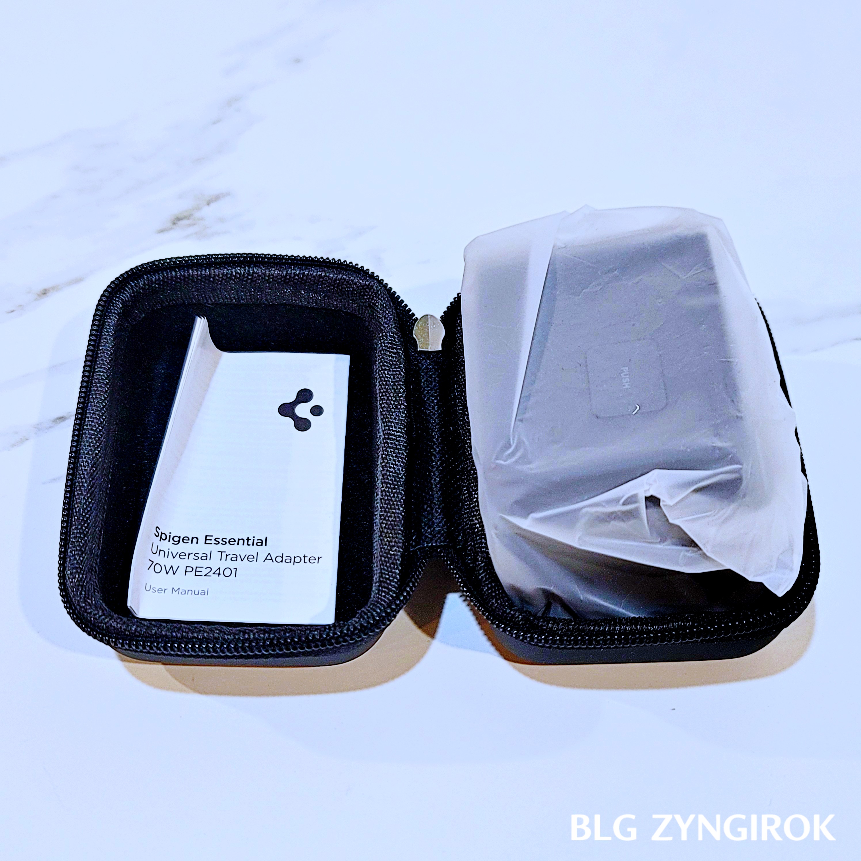 슈피겐 여행용 어댑터 - 파우치 안에 설명서와 파우치가 들어있다.