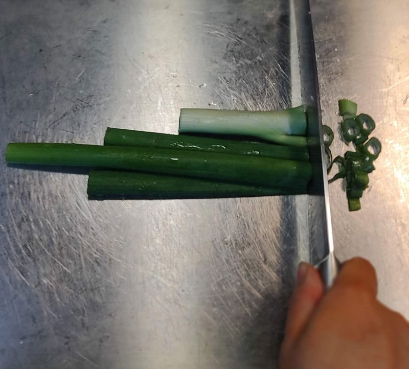 도마로 파를 써는 사진