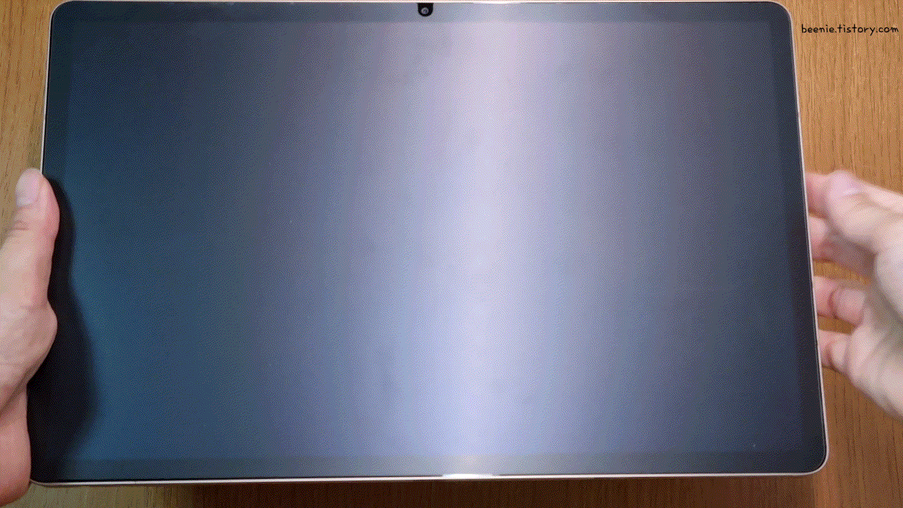 저반사_필름_지문과_빛_반사_정도를_보여주는_짧은_영상