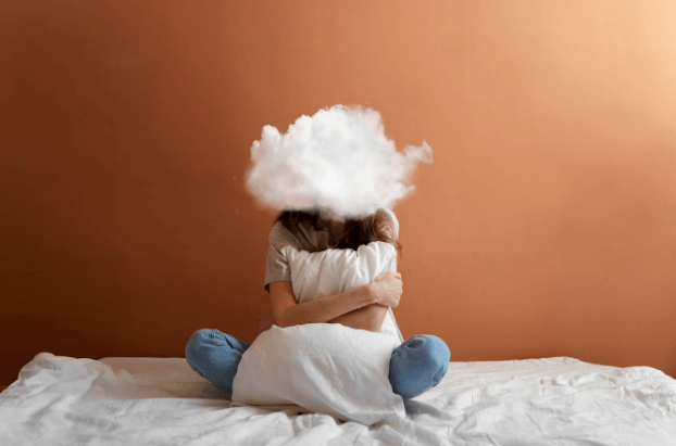 구름으로 얼굴이 가려진 채 이불을 안고 웅크린 청소년 → “불안과 혼란 속에 감정을 표현하지 못하는 청소년의 심리 상태를 상징적으로 표현한 이미지”