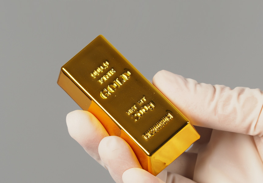 금 투자 상징으로 쌓여 있는 금괴 실물 사진