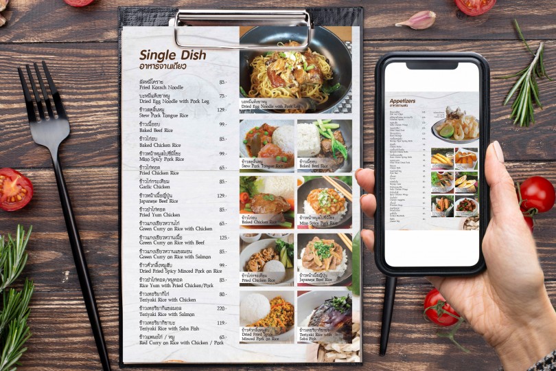 이미지 출처: AI 생성 이미지(콘텐츠 이해를 돕기 위한 시각 자료. 실제 인물을 특정하지 않은 AI 생성 이미지)
해외 여행 중 스마트폰 카메라를 이용해 외국어 메뉴판을 촬영하자 AI 번역 앱이 해당 내용을 실시간 번역하여 보여주는 모습. 언어 장벽을 허무는 AI의 유용성을 보여줍니다.