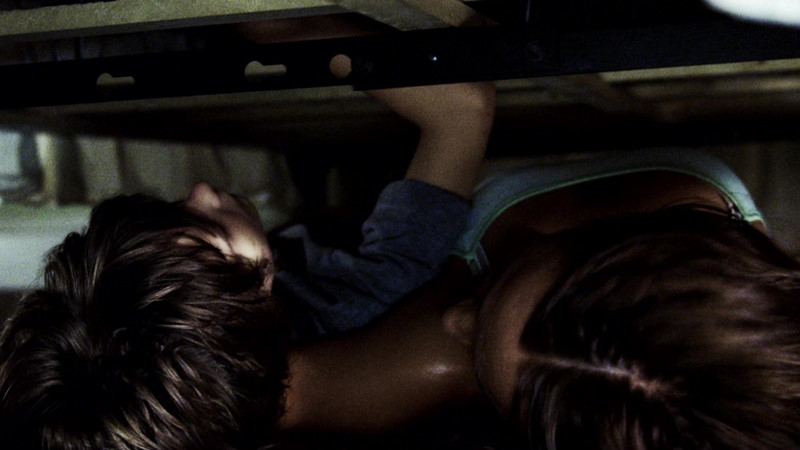 호랑이를 피해 침대 밑으로 숨은 켈리와 톰