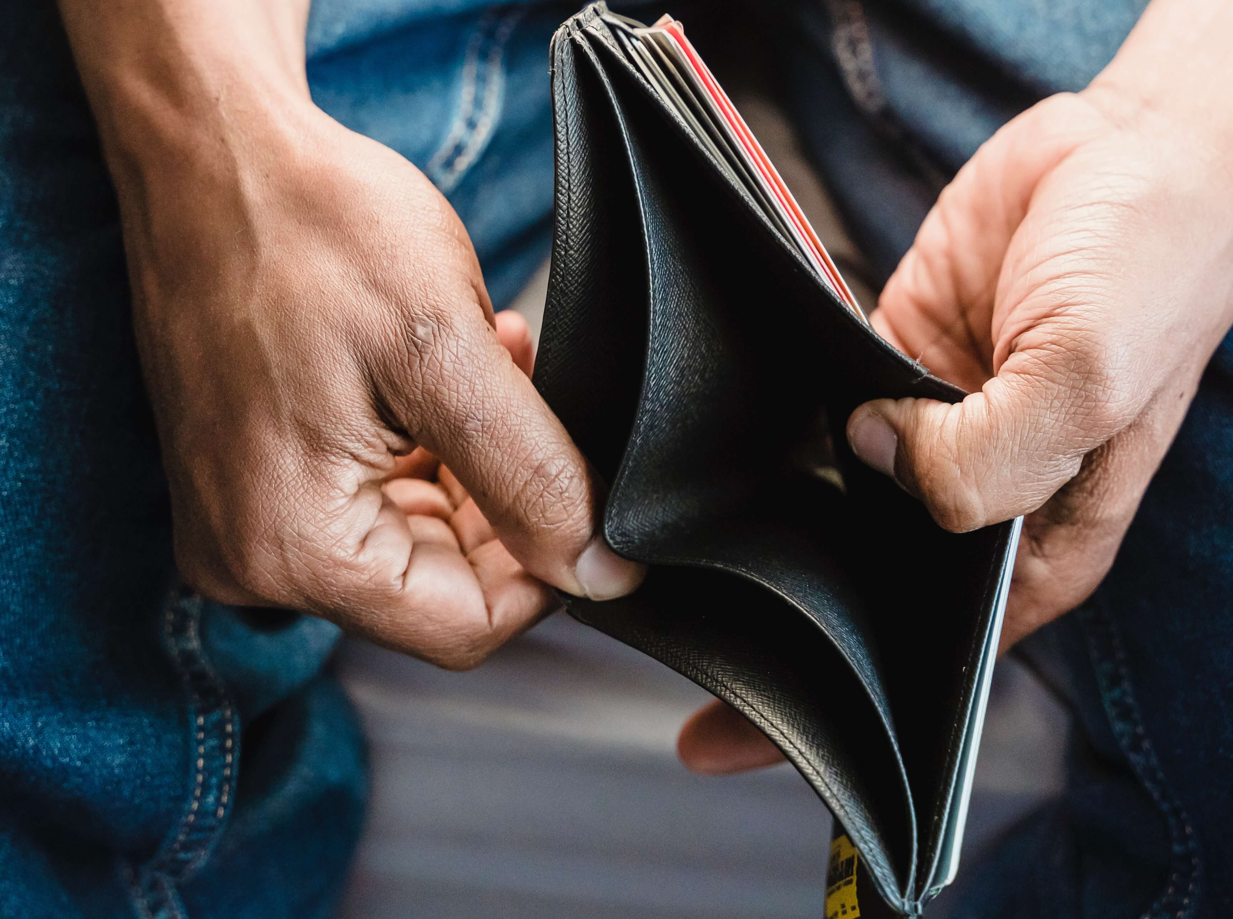 지갑에 돈이 없는 남자