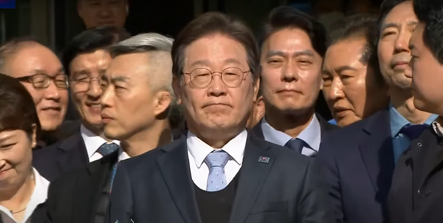 더불어 민주당 이재명 대표가 2심 재판에서 무죄를 받고 입장 발표를 하고 있다