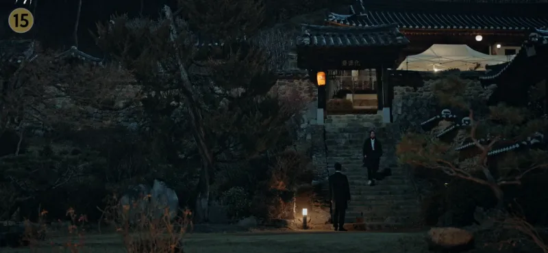 약간 높은 곳에 위치한 전통 가옥 대문 계단에서 내려오는 구산영과 밑에서 구산영을 바라보고 있는 염해상