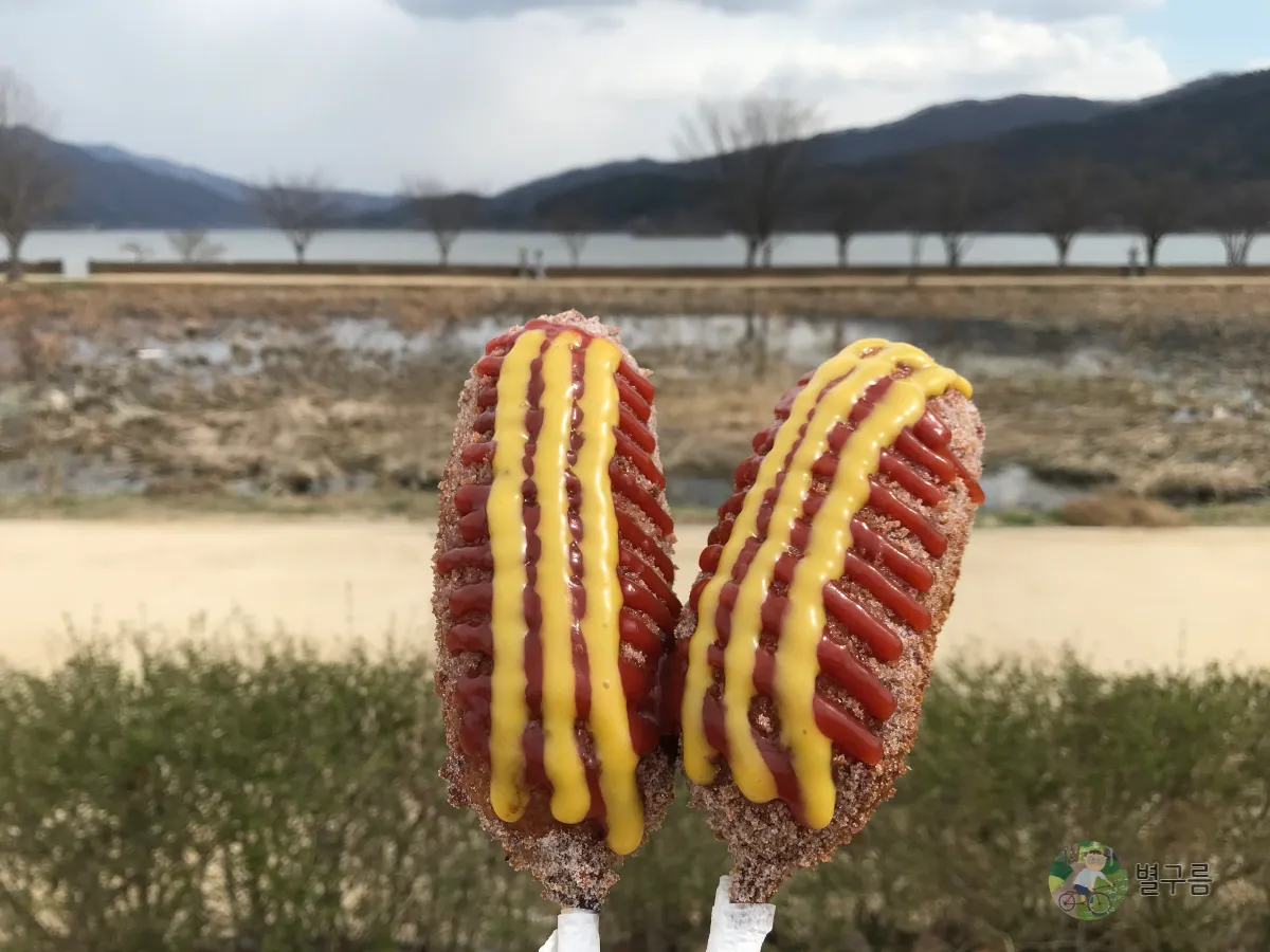 두물머리-연핫도그-케찹-머스타드-두개가-나란히-있다
