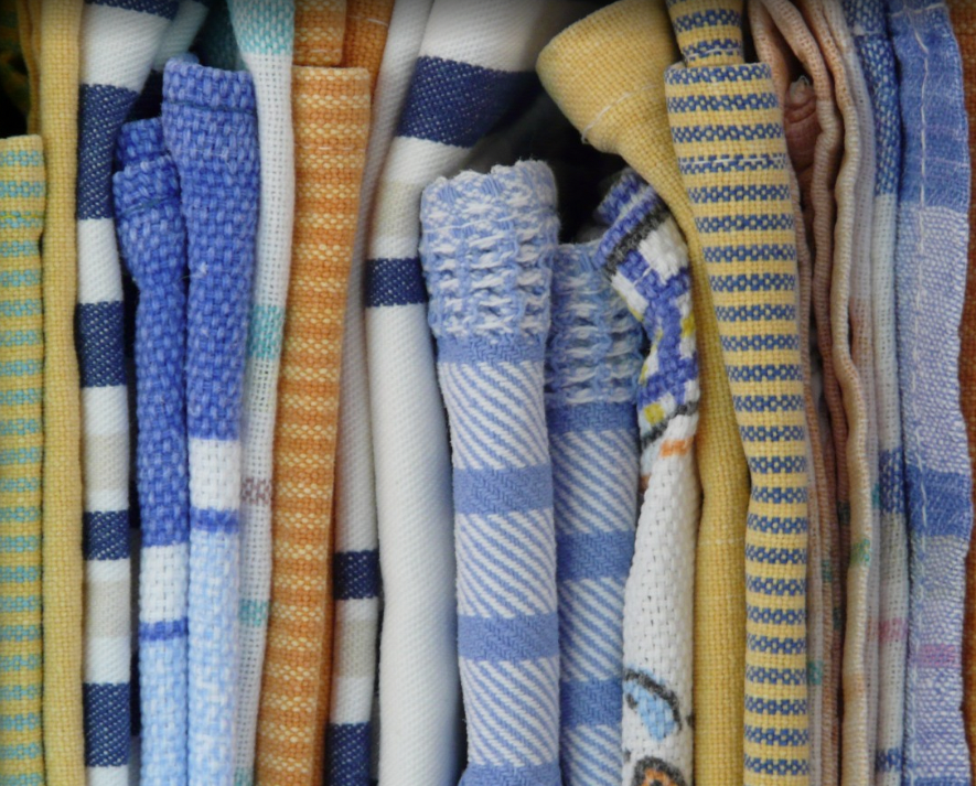 다양한 색상의 행주들이 가지런히 정리되어 있다.