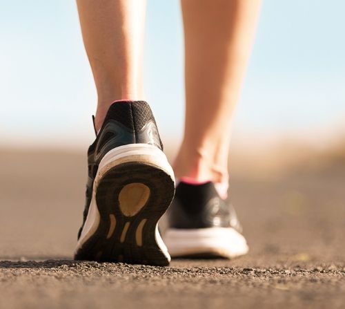 올바른 걷기 자세인 발뒤꿈치 착지법을 보여주는 역동적인 운동화 모습