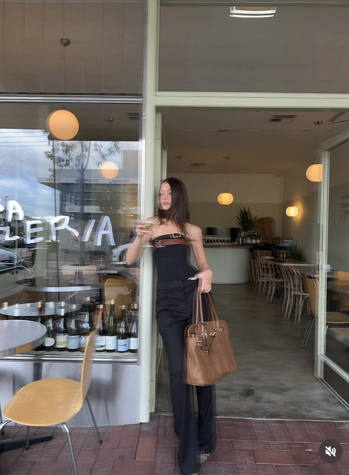 브라운 벨트로 완성한 감각적인 여름 코디, 블랙 점프수트와 클래식 브라운백, 그리고 카페 앞에서의 한 잔의 여유 관련 사진