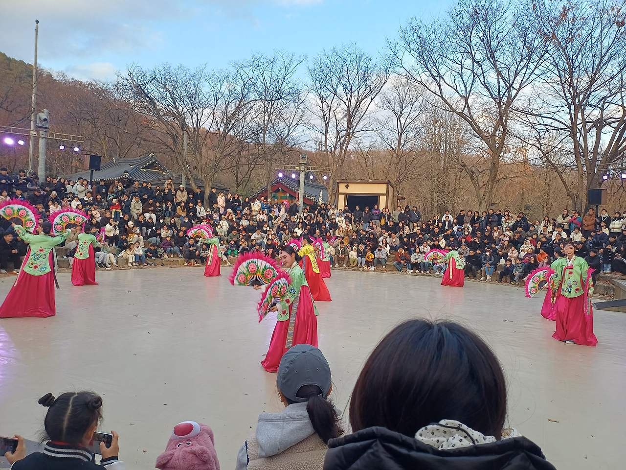 전통 공연과 ‘백년가약’ 체험 — 공연은 과거가 아니라, 지금 이 순간에 숨 쉬는 이야기