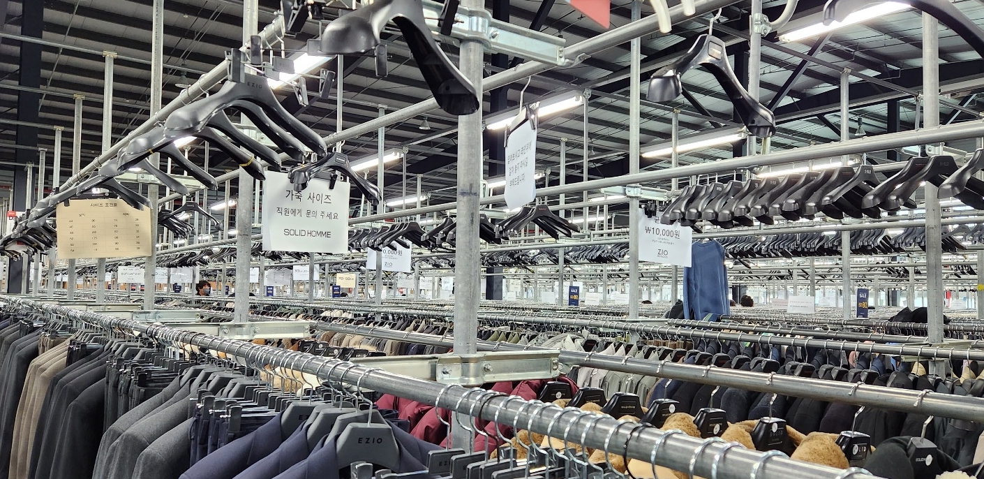 한섬팩토리 아울렛 매장 내부 사진입니다.