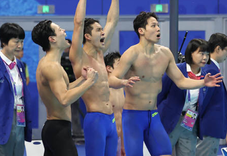 수영복은 입은 수영선수들이 환호하고 있다