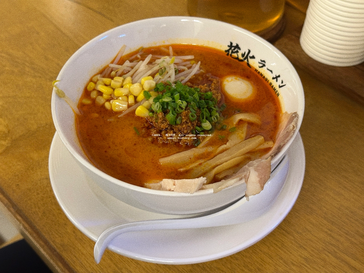 수원 인계동 나혜석거리 일본 라멘 맛집 추천 하나비라멘 식당에서 주문한 카라 미소라멘을 촬영한 사진