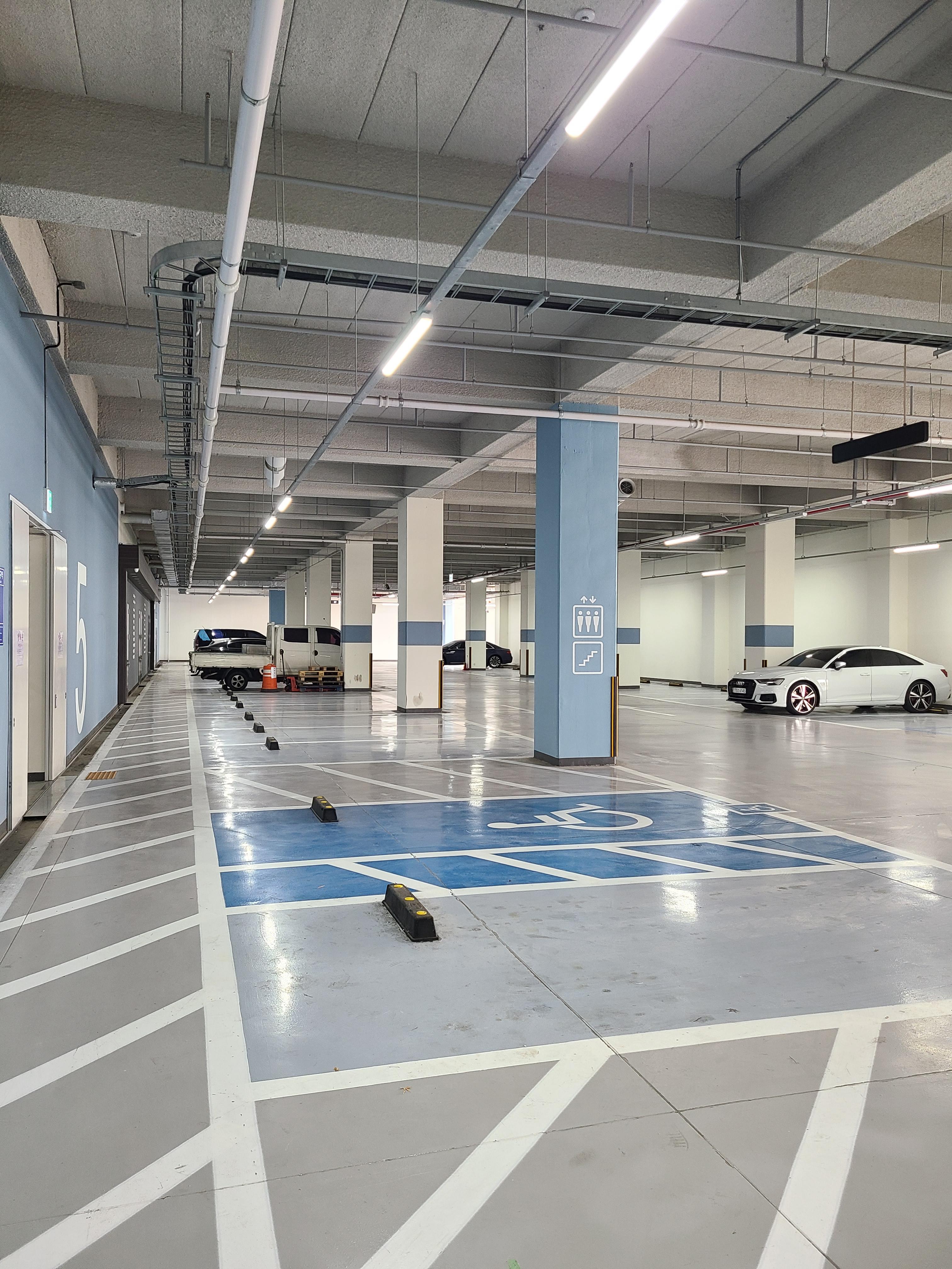 성남 센터엠 드라이브인, 섹션오피스, 지상주차장8