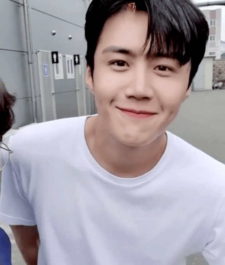고민한-배우-인스타에-올라온-김선호-사진-흰티를-입고-미소짓는-모습