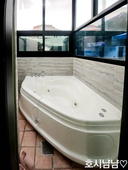 가평-펜션-월풀-욕조에서-즐기는-온수욕