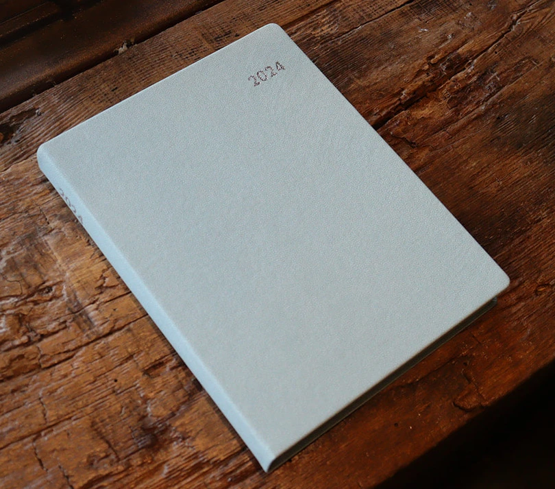 오롬-다이어리가-나무-위에-올려져-있는-사진