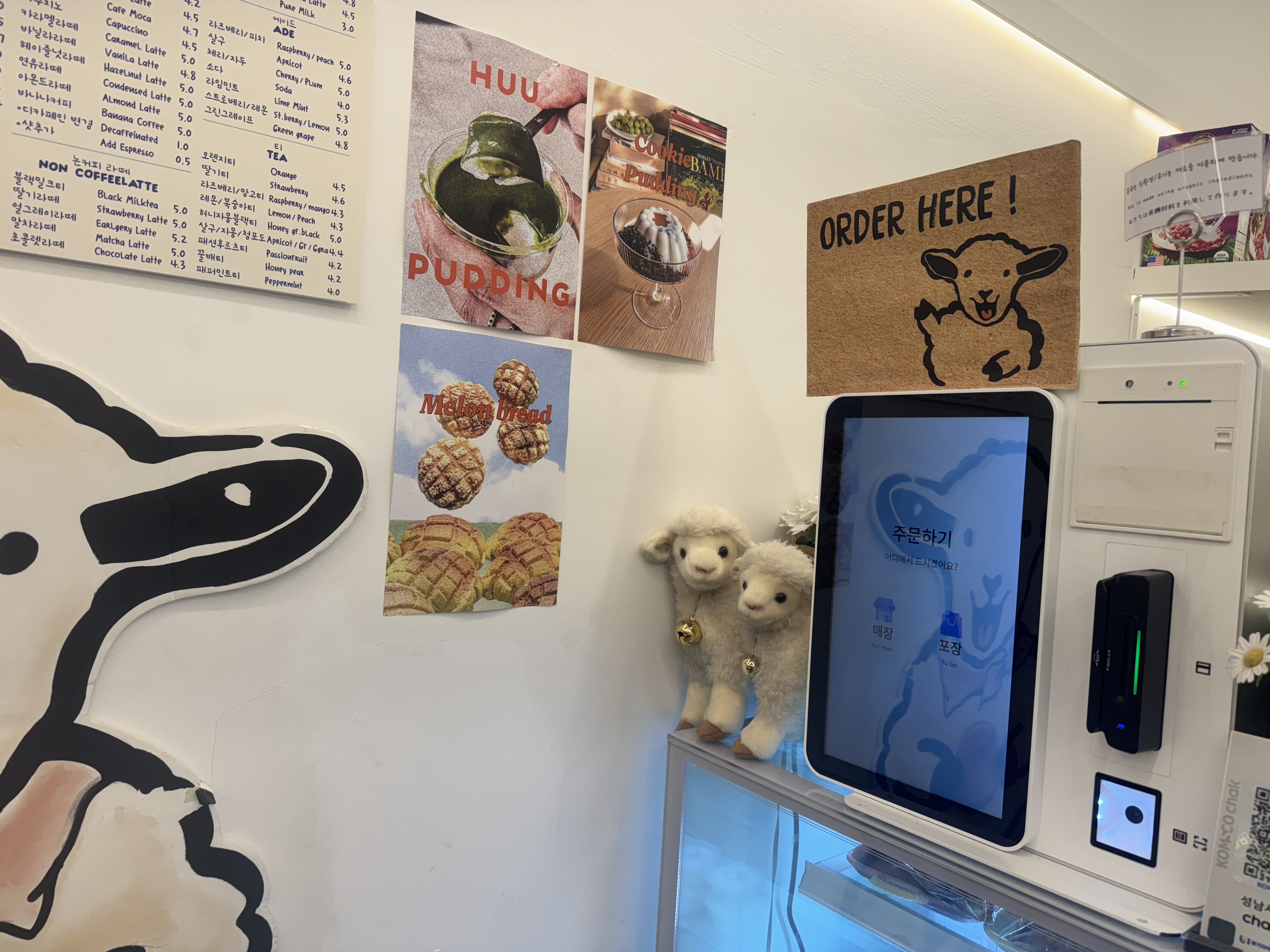 미금역 카페 휴유&amp;#44; 키오스크와 양 인형이 놓인 귀여운 주문 공간