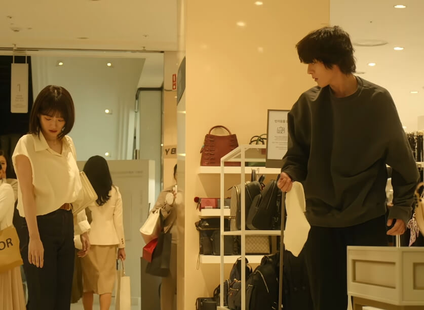 귀주와 다해가 어색하게 서있음