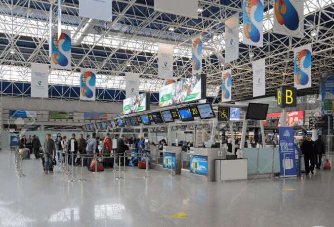 스마트폰으로 전자여권 정보를 확인하는 여행자와 공항 출국장에서 수속 중인 사람들의 모습, 전자여권 발급 후 여행 출국 준비를 상징하는 이미지