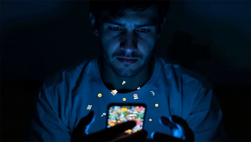 깊은 밤 스마트폰 보느라 잠을 못 자고 있는 이미지.